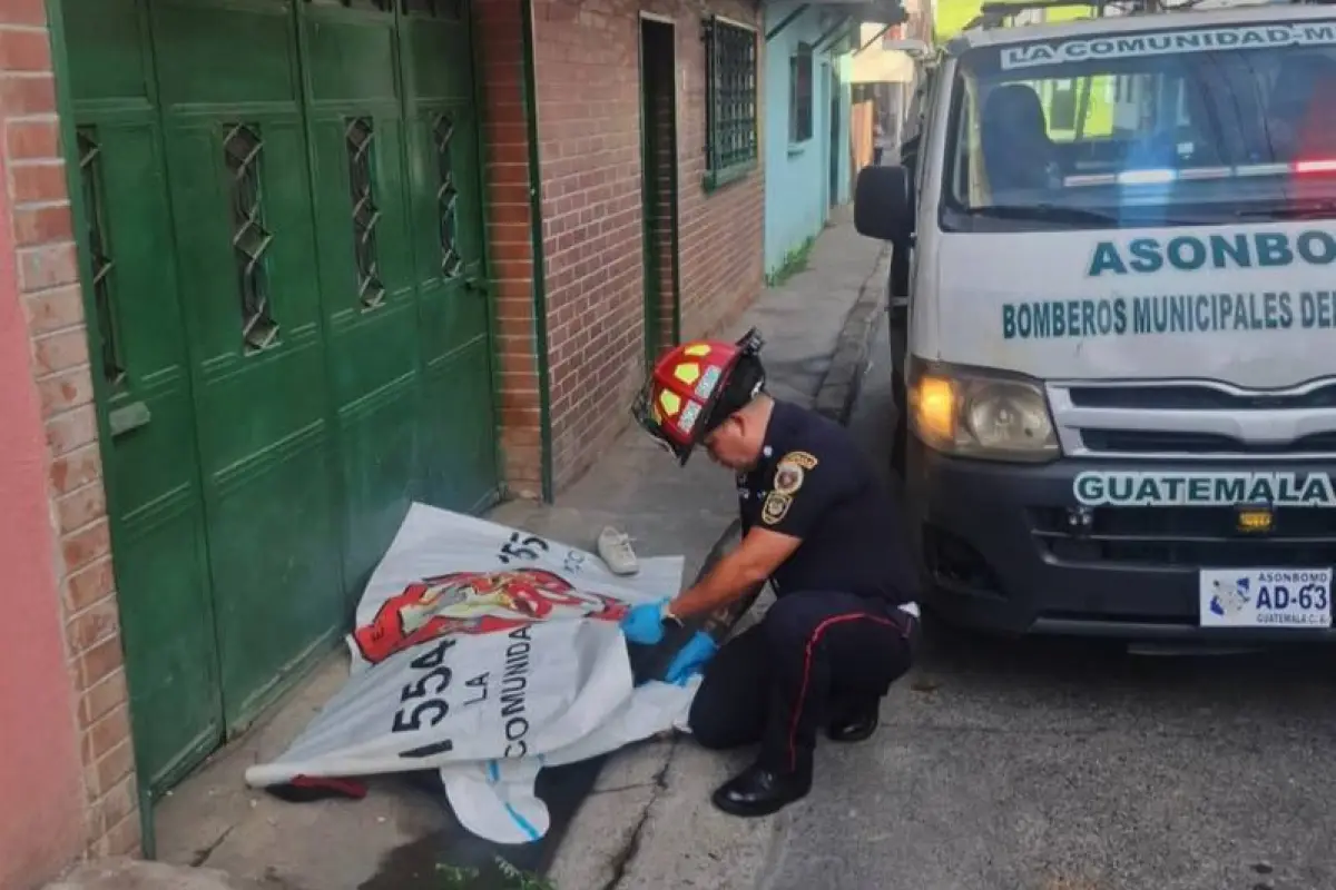 Un hombre fue hallado sin vida en la zona 10 de Mixco., Bomberos Municipales Departamentales