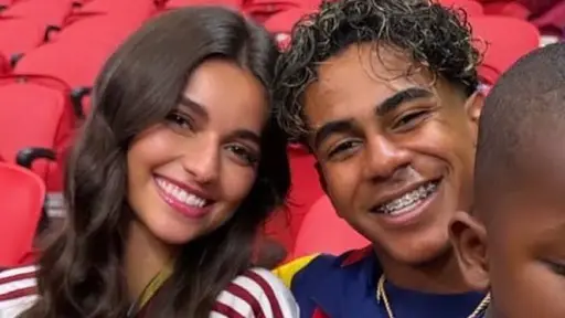  Lamine Yamal e Inés García protagonizan un íntimo beso durante el Mundial 2026
