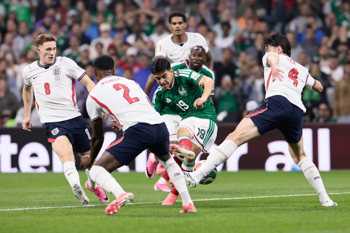 Gilberto Mora durante una acción en el partido en el que Inglaterra le ganó a México en los octavos de final del Mundial 2026., EFE