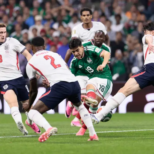 Gilberto Mora durante una acción en el partido en el que Inglaterra le ganó a México en los octavos de final del Mundial 2026. ,EFE