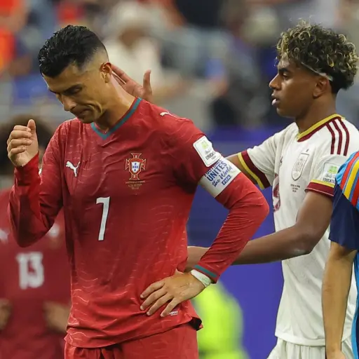El momento entre Lamine Yamal y Cristiano Ronaldo tras la eliminación de Portugal ,EFE.