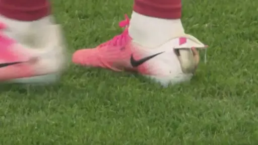 ¿Por qué Pedro Neto juega con los zapatos rotos?