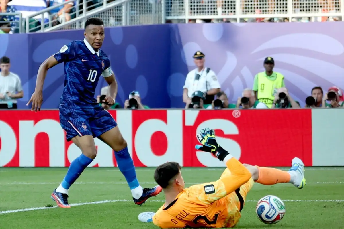 Kylian Mbappé en acción en el partido ante Paraguay