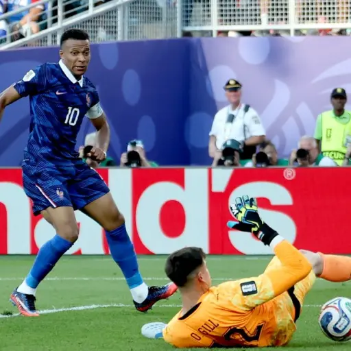 Kylian Mbappé en acción en el partido ante Paraguay 