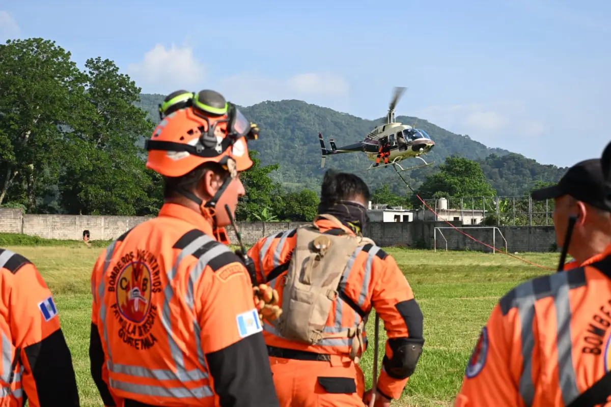 Equipos de rescate trabajan en el área donde se registró un accidente aéreo en Chimaltenango., Bomberos Voluntarios