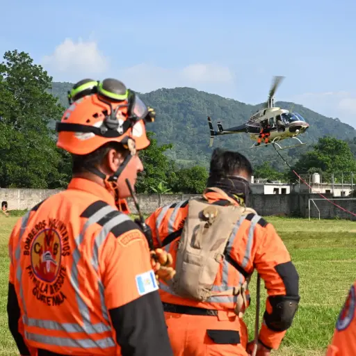Equipos de rescate trabajan en el área donde se registró un accidente aéreo en Chimaltenango. ,Bomberos Voluntarios