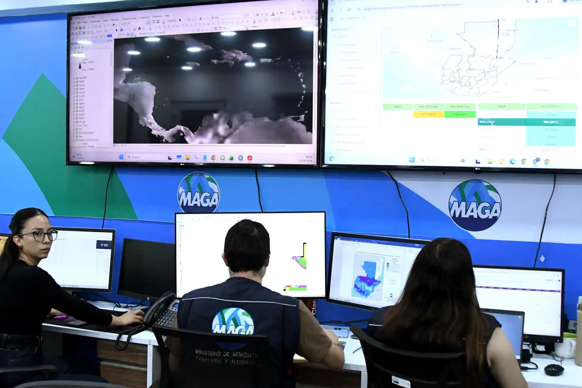 Fotografía del 25 de junio de 2026 que muestra personas monitoreando en la Dirección de Información Geográfica, Estratégica y Gestión de Riesgos (Digegr) del Ministerio de Agricultura, Ganadería y Alimentación (MAGA) en Ciudad de Guatemala., EFE