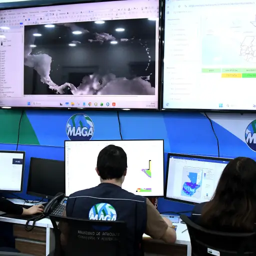 Fotografía del 25 de junio de 2026 que muestra personas monitoreando en la Dirección de Información Geográfica, Estratégica y Gestión de Riesgos (Digegr) del Ministerio de Agricultura, Ganadería y Alimentación (MAGA) en Ciudad de Guatemala. ,EFE