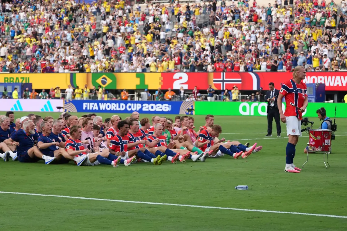 La celebración de la selección de Noruega, el "remo vikingo", ya es tendencia dentro y fuera de la cancha, EFE