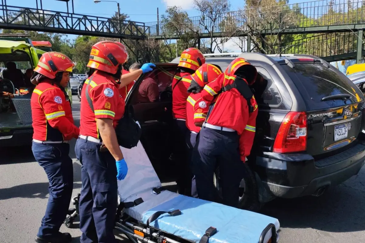 Área donde ocurrió un ataque armado contra tripulantes de un vehículo en el bulevar Liberación., Bomberos Municipales