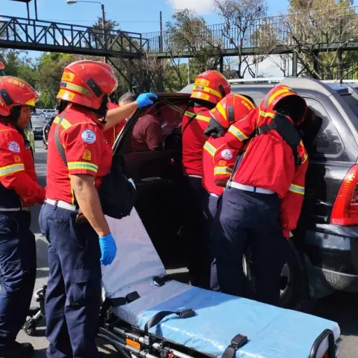 Área donde ocurrió un ataque armado contra tripulantes de un vehículo en el bulevar Liberación. ,Bomberos Municipales