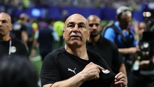 ¿Qué significa la señal que hizo el entrenador de Egipto durante el partido ante Argentina?
