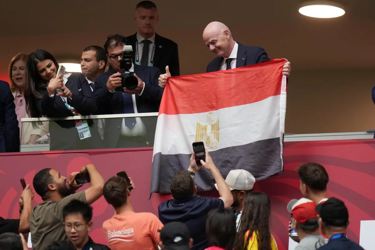 Gianni Infantino posa con la bandera de Egipto., EFE.