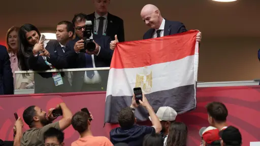 Gianni Infantino posa con la bandera de Egipto tras la polémica eliminación ante Argentina