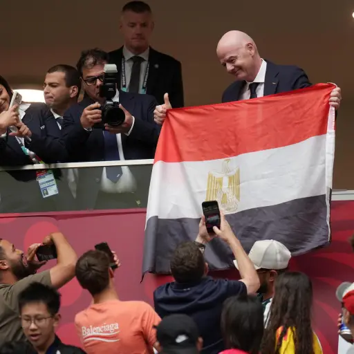 Gianni Infantino posa con la bandera de Egipto. ,EFE.