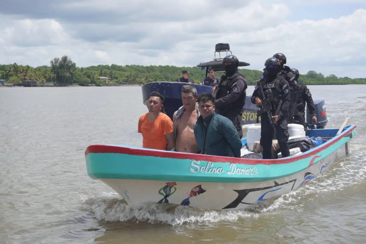 El guatemalteco Juan Raúl Velásquez fue detenido junto a dos salvadoreños por transportar droga, en septiembre de 2025. , Fiscalía General de la República de El Salvador 