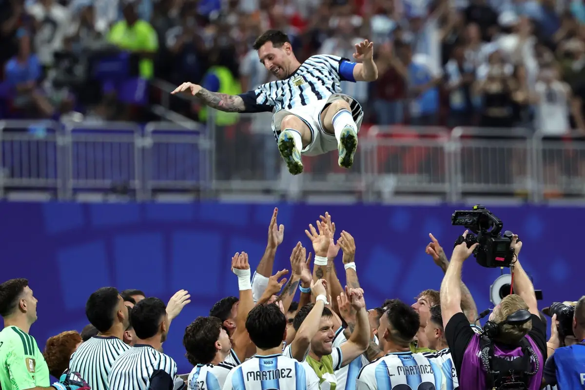 Lionel Messi, de Argentina, es cargado por sus compañeros tras ganar el partido de octavos de final contra Egipto., EFE
