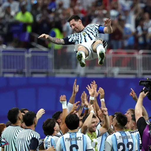 Lionel Messi, de Argentina, es cargado por sus compañeros tras ganar el partido de octavos de final contra Egipto. ,EFE