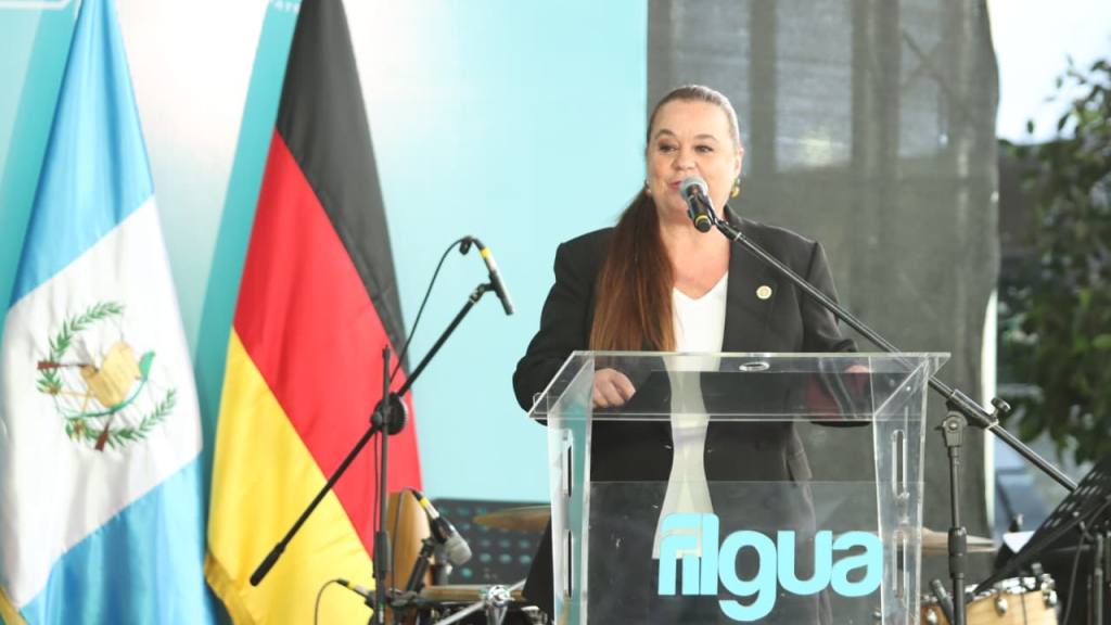 Ministra de Educación, Anabella Giracca, en FILGUA  | Alejandro Meoño