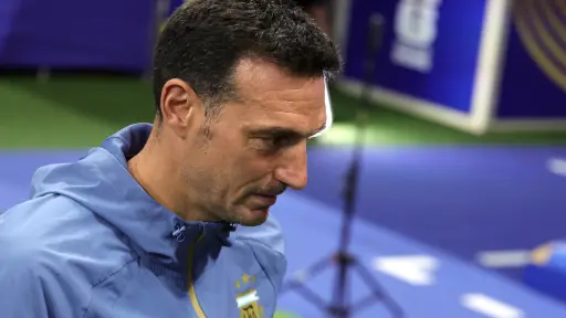 Lionel Scaloni no pudo cumplir con el protocolo FIFA tras el partido