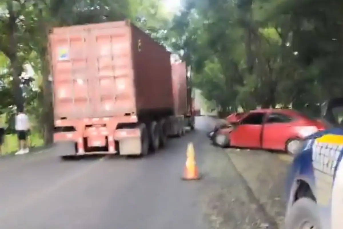 En el accidente de la ruta al Atlántico, el carro quedó a un costado de la vía. , Captura de pantalla.