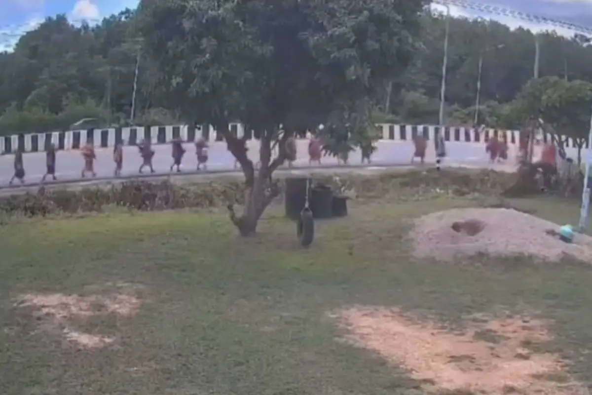 Filtran video que muestra el momento exacto en que un niño arrolla a un grupo de monjes en Tailandia., Redes sociales. 