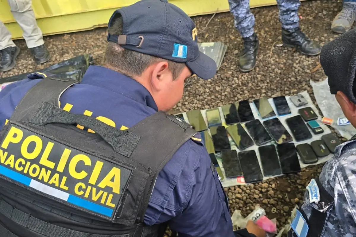 Agentes de la PNC contabilizan los ilícitos encontrados dentro del penal Renovación 1., PNC de Guatemala.