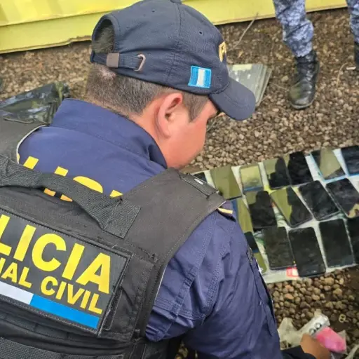 Agentes de la PNC contabilizan los ilícitos encontrados dentro del penal Renovación 1. ,PNC de Guatemala.