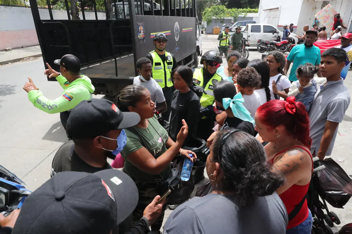 Personas protestan este sábado por la falta de respuesta del gobierno después de los terremotos ocurridos en la zona de Caraballeda, en La Guaira (Venezuela), EFE/ Raúl Martínez
