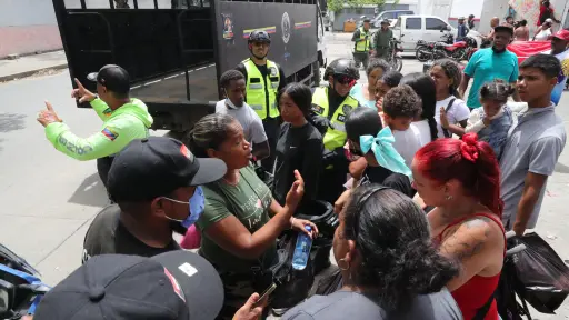Tensión y protestas en La Guaira entre los desalojados por el terremoto de Venezuela