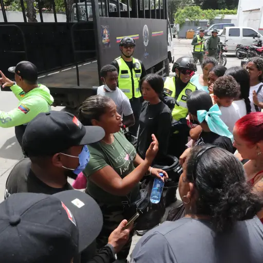 Personas protestan este sábado por la falta de respuesta del gobierno después de los terremotos ocurridos en la zona de Caraballeda, en La Guaira (Venezuela) , EFE/ Raúl Martínez