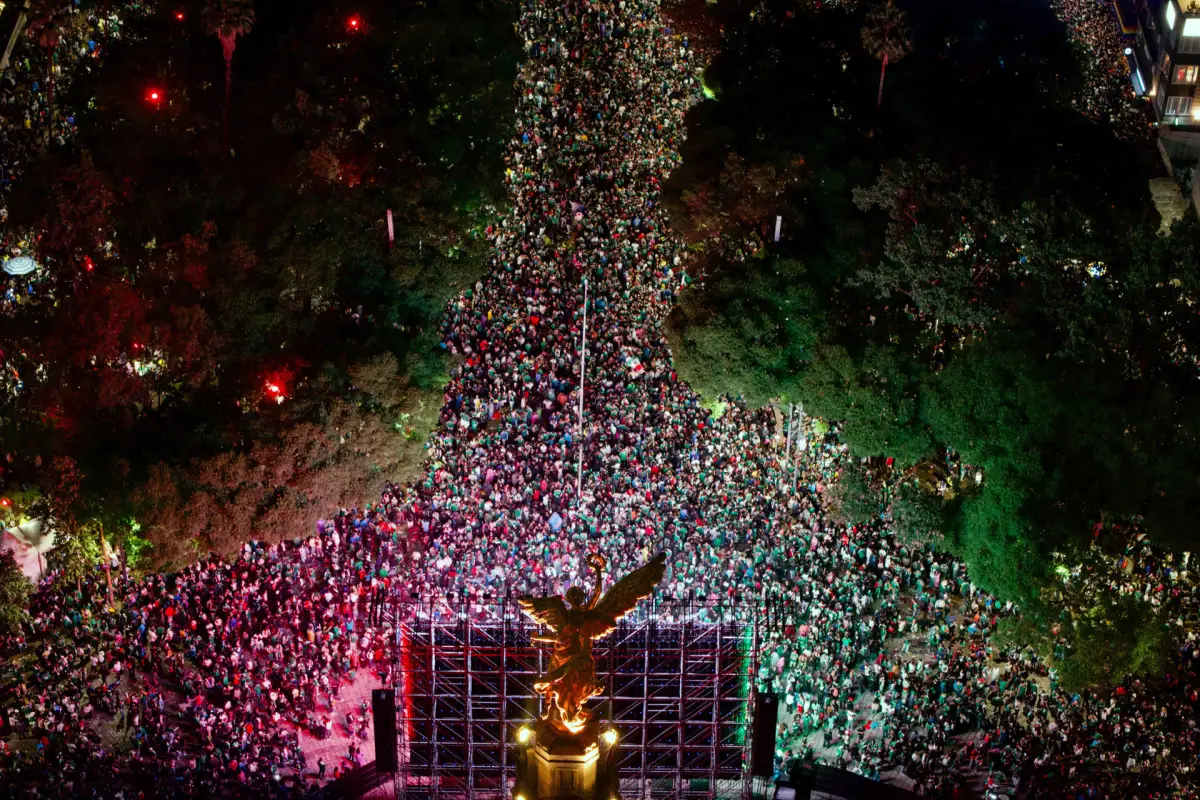 Festejos en el Ángel de la Independencia en la Ciudad de México tras el triunfo contra Ecuador., EFE