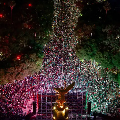 Festejos en el Ángel de la Independencia en la Ciudad de México tras el triunfo contra Ecuador. ,EFE