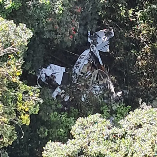 La avioneta fue encontrada en una zona boscosa. ,Bomberos Voluntarios.