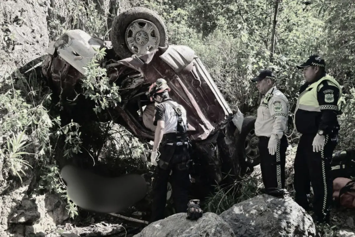 El carro cayó por un precipicio de 180 metros de profundidad. , Bomberos Voluntarios.