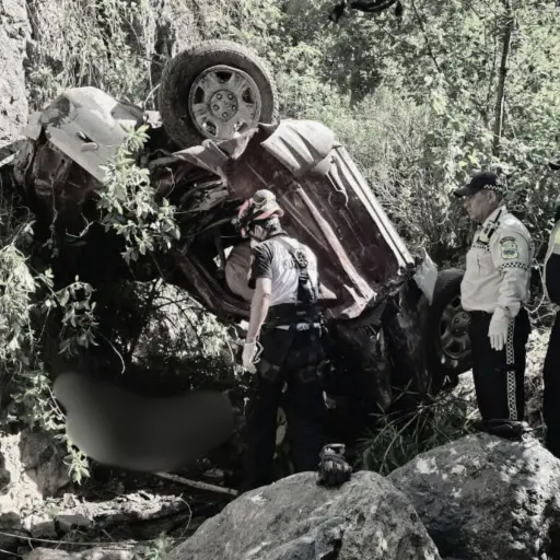 El carro cayó por un precipicio de 180 metros de profundidad.  ,Bomberos Voluntarios.