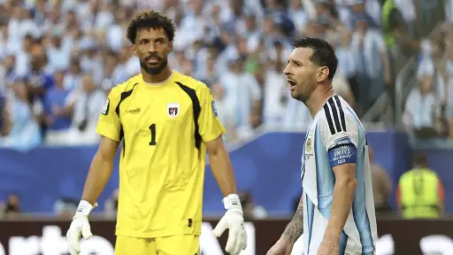 Video muestra el momento en que Messi evita el abrazo de Vozinha
