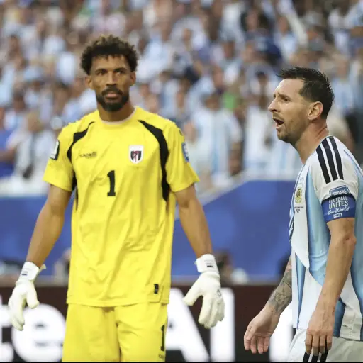 Se viraliza el momento en que Lionel Messi evita el abrazo del portero Vozinha durante el Argentina vs. Cabo Verde. ,Redes sociales. 