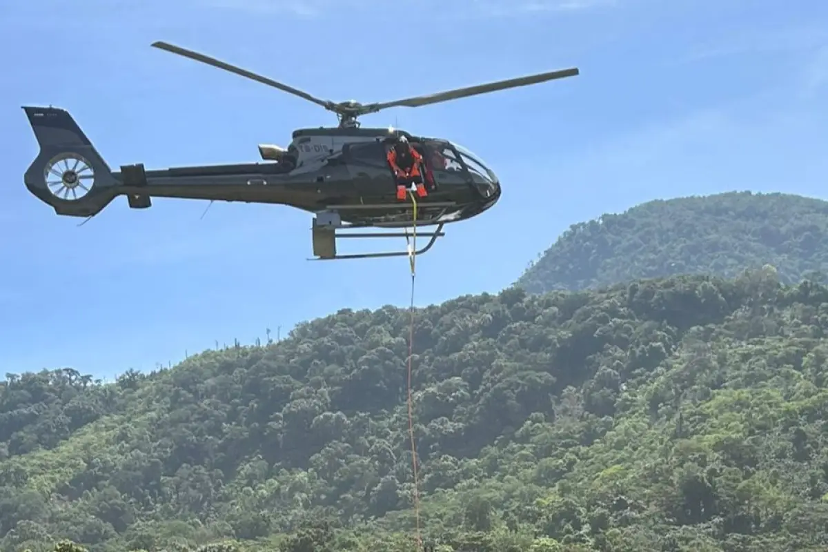 Los cuerpos de rescate instalaron un campamento cerca del área del accidente aéreo., Bomberos Voluntarios.