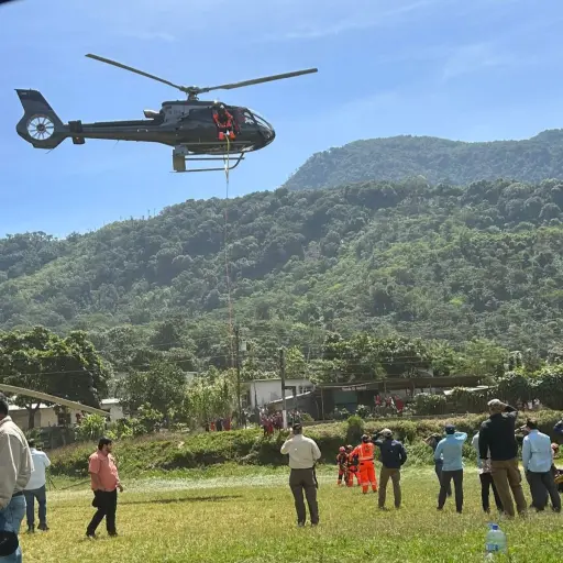 Los cuerpos de rescate instalaron un campamento cerca del área del accidente aéreo. ,Bomberos Voluntarios.