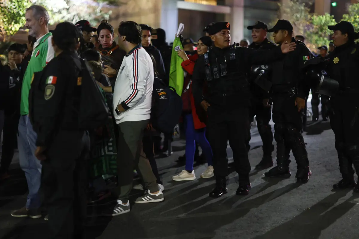 Integrantes de la Policía de México custodian el hotel de concentración de la selección de Inglaterra en Ciudad de México, Agencia EFE