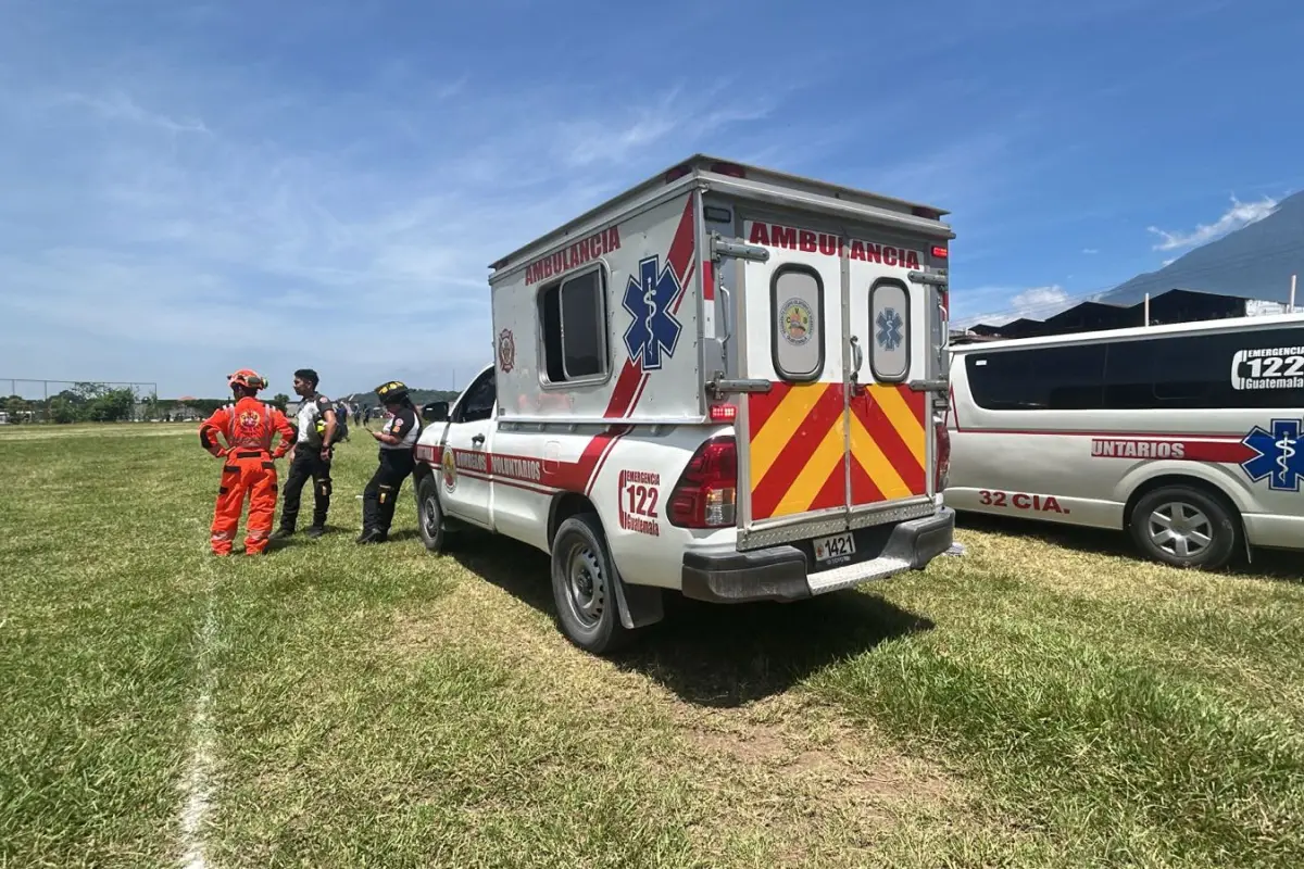 Los cuerpos de rescate se peraparan desde muy temprano para las labores de rescate., Bomberos Voluntarios.