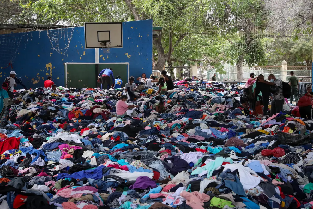 Personas seleccionan ropa en La Guaira (Venezuela),  EFE/ Raúl Martínez
