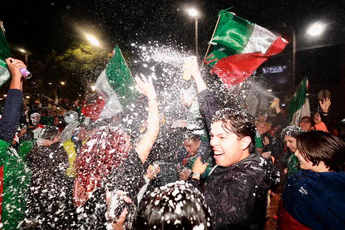 Aficionados mexicanos celebran uno de los triunfos del Tri en el Mundial 2026, EFE