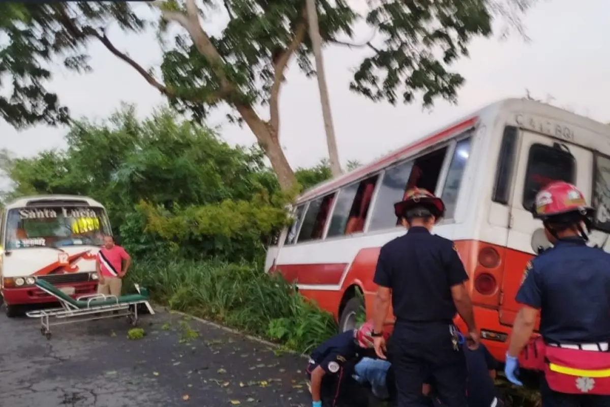 La unidad de transporte de pasajeros se salió de la ruta por causas que no se han aclarado., Bomberos Municipales Departamentales. 