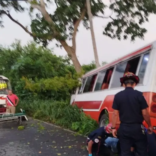 La unidad de transporte de pasajeros se salió de la ruta por causas que no se han aclarado. ,Bomberos Municipales Departamentales. 