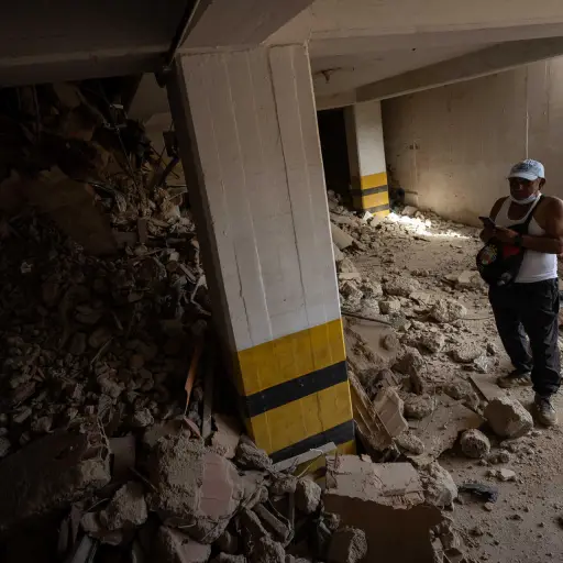Una persona busca en medio de los escombros de un edificio este domingo, en La Guaira (Venezuela) , EFE/ Ronald Peña R