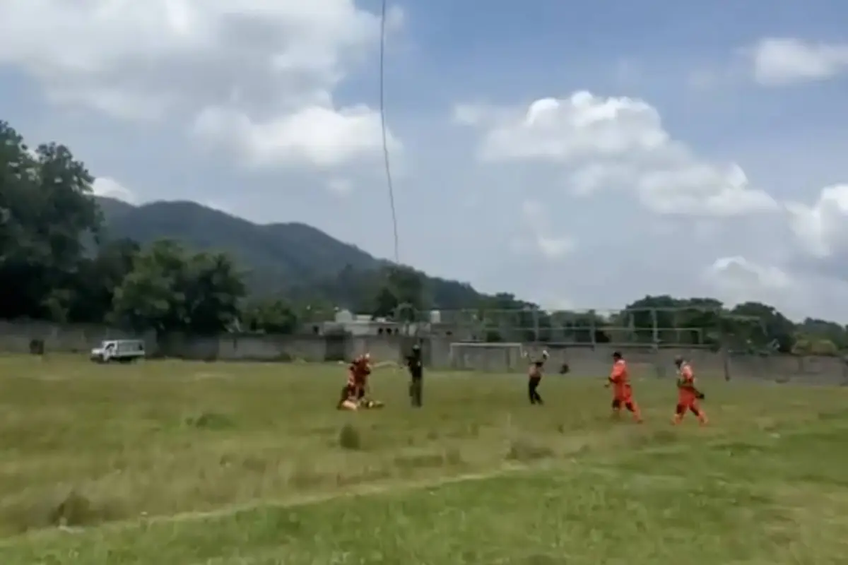 Avanza rescate en San Miguel Pochuta con la segunda extracción de víctimas de accidente aéreo., Captura de pantalla video de Facebook.