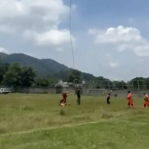 Avanza rescate en San Miguel Pochuta con la segunda extracción de víctimas de accidente aéreo. ,Captura de pantalla video de Facebook.
