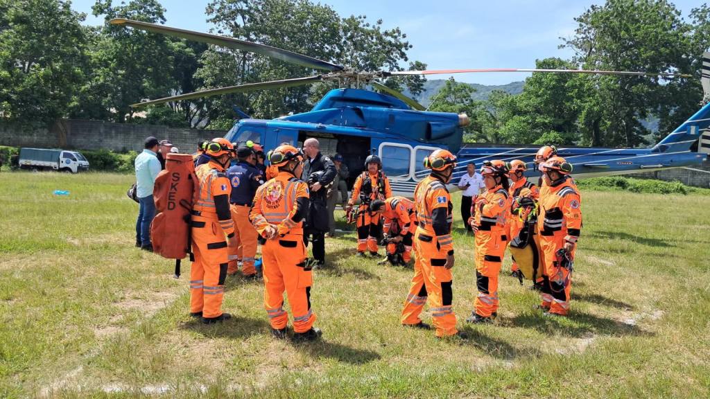 Siguen operativos en el lugar del accidente aéreo  | Bomberos Voluntarios